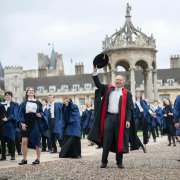 英国剑桥大学6月30日举行了线下毕业典礼